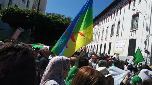 A Alger, de la prison ferme pour port de drapeau berbère