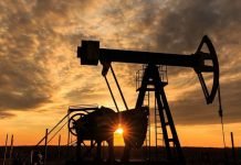 Le pétrole termine en net repli