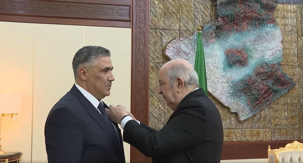 Le président Tebboune décerne la médaille « Achir » au ministre Mohamed Tarek Belaribi