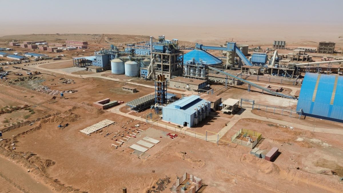 Adrar : Le ministre de l’Industrie en visite à l’usine de ciment de Timokten