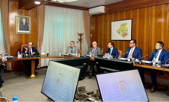 Sifi Ghrieb préside une réunion de travail consacrée à l’organisation de foires et de points de vente des fournitures scolaires