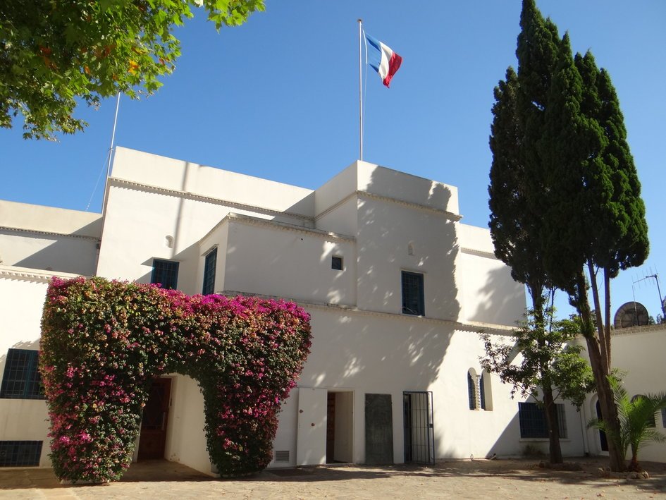 Algérie : l’ambassade de France annonce une réduction des effectifs et limitation des visas