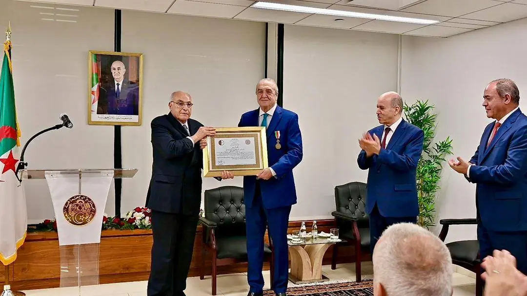 Amar Bendjama décoré de la médaille de l’Ordre du mérite national au rang « Achir »