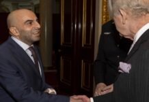 Après son geste héroïque, l’Algérien Samir Zitouni reçu par le roi Charles III