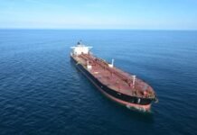 Washington autorise temporairement la vente de pétrole russe stocké sur des navires, le Brent se maintient au-dessus de 100 dollars