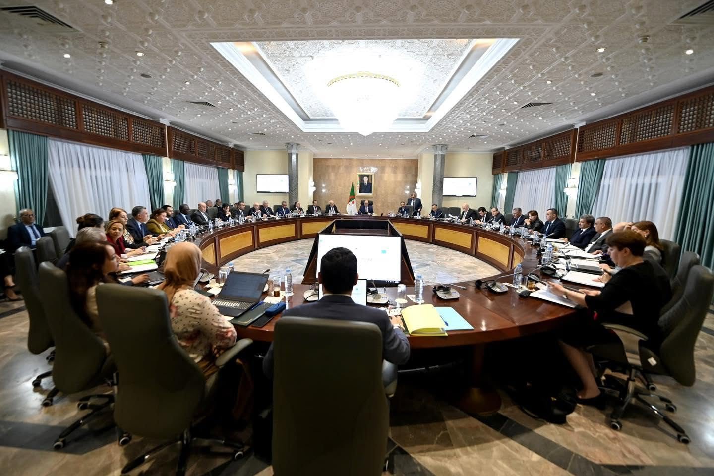 Réunion du gouvernement : pharmaceutique, train Alger-Tamanrasset et eau potable au menu