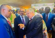 Le directeur général de l’OMS visite le stand du Groupe Chahids Mahmoudi à Nouakchott