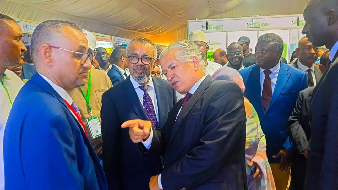 Le directeur général de l’OMS visite le stand du Groupe Chahids Mahmoudi lors d’un Forum à Nouakchott