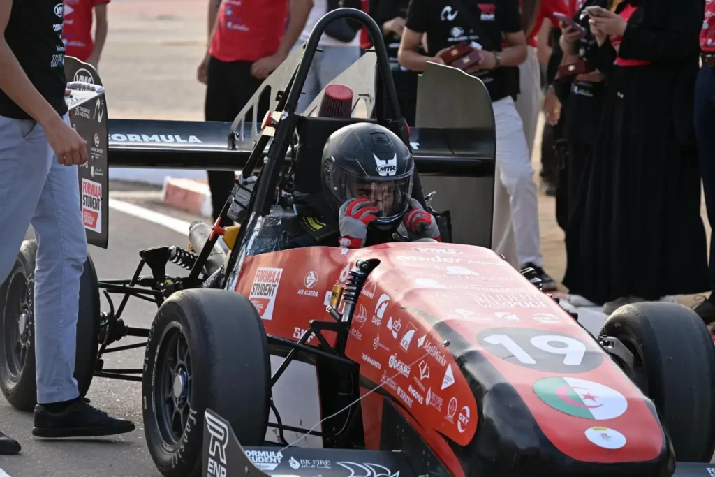 Formula Student UK 2026 : Baddari distingue les étudiants lauréats