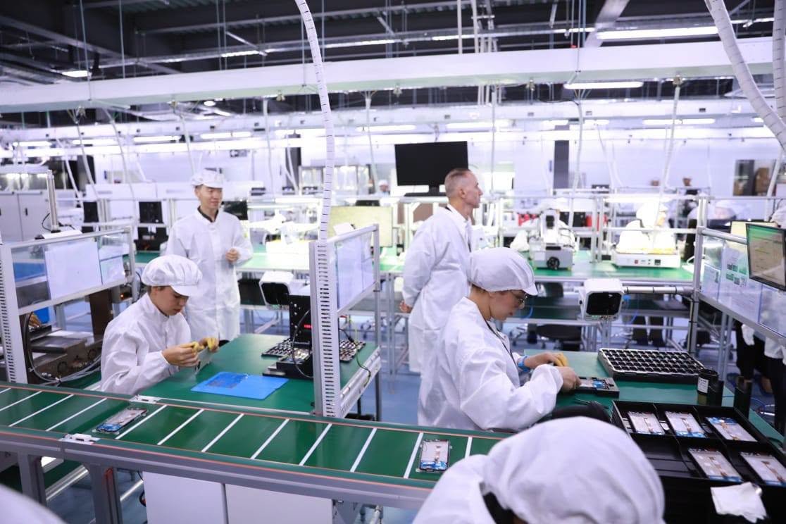 🚀 STI Oran : L’usine qui révolutionne l’assemblage de smartphones en Algérie