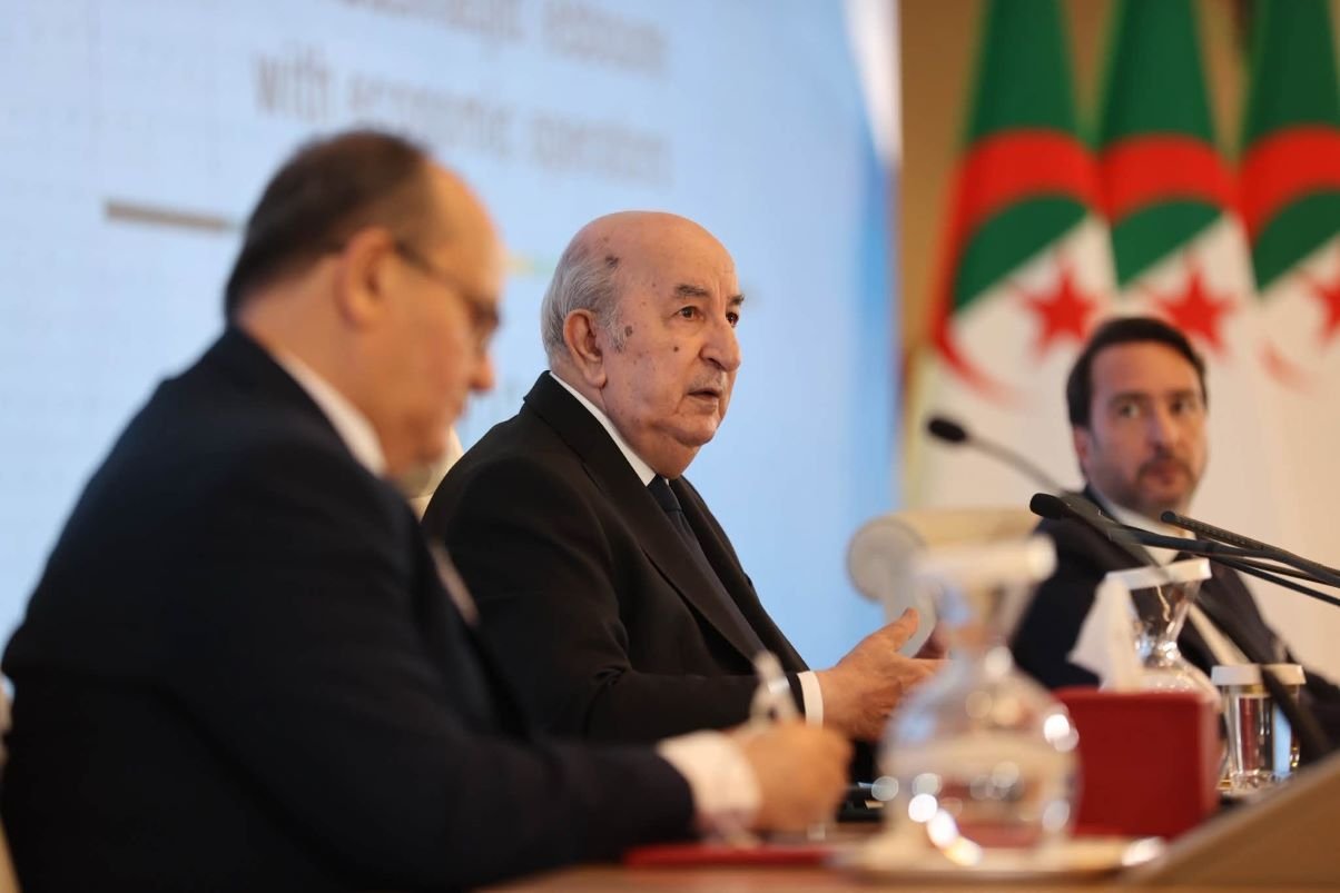 Le président Tebboune dénonce les tentatives d' »épuiser les réserves de change »
