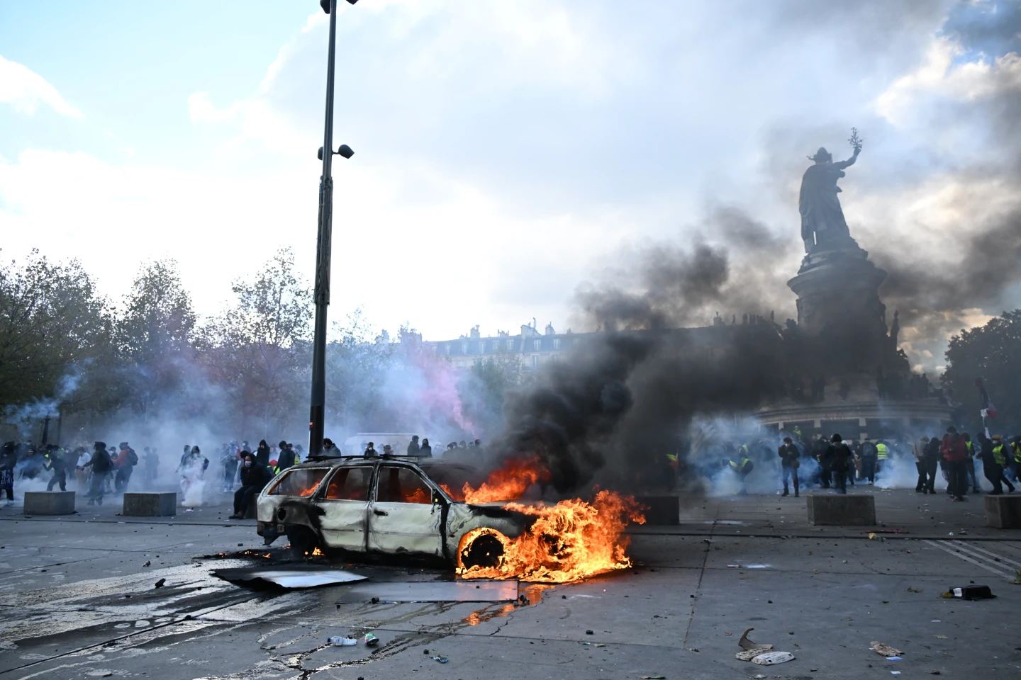 France : des manifestations contre la vie chère dégénèrent en pires émeutes depuis des années